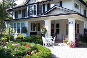 BERNARD GRAY HALL BED AND BREAKFAST a Bed and Breakfast in Niagara on the Lake.  Walk to theatres, shops, and dining, one block from Prince of Wales Hotel