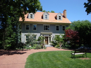 DOWNHOME BED AND BREAKFAST a Bed and Breakfast in Niagara on the Lake.  Elegance wrapped in an air of tranquility in the heart of  Old Town